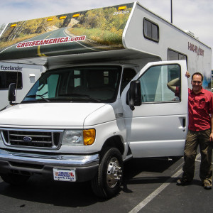 Franky vor dem 25 Fuß Womo Franky vor dem 25 Fuß Womo