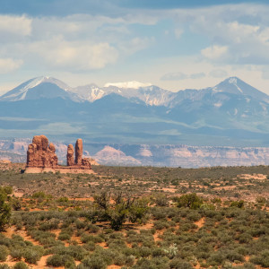 Schneebedeckte Berge ganz in der Nähe