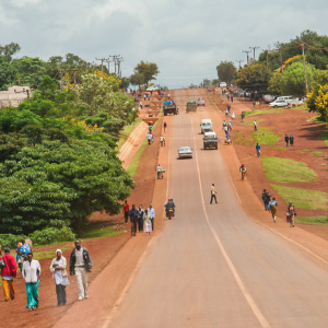 Straßenszene auf dem Weg zum Ngorongoro Krater Straßenszene auf dem Weg zum Ngorongoro Krater