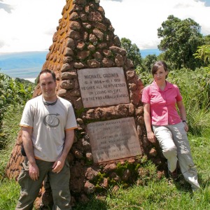 Am Denkmal von den Tierfilmern Grzimek Am Denkmal von den Tierfilmern Grzimek
