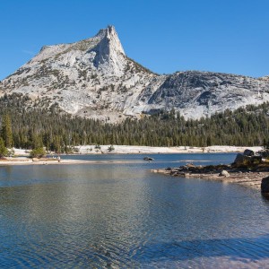 Cathedral Lake mit dem Cathedral Peak Cathedral Lake mit dem Cathedral Peak