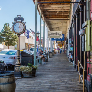 Der schön restaurierte Holzsteg auf der Hauptstraße