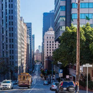 Straßenschlucht mit Cable Car Straßenschlucht mit Cable Car