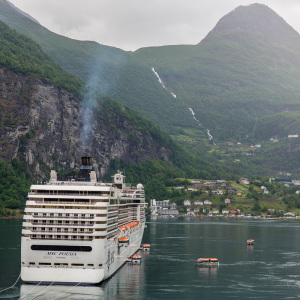 Kreuzfahrtschiff im Fjord Kreuzfahrtschiff im Fjord