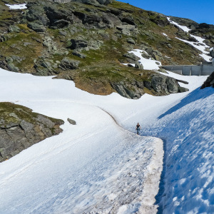 Schneeflächen auf dem Weg
