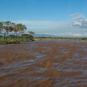 Reißender Fluss auf dem Weg zum Lake Nakuru Reißender Fluss auf dem Weg zum Lake Nakuru