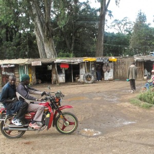 Straßenszene auf dem Weg zum Lake Nakuru Straßenszene auf dem Weg zum Lake Nakuru