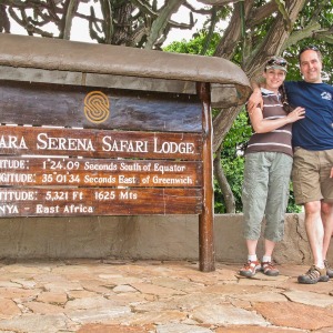 Erinnerungsfoto am Eingang der Lodge