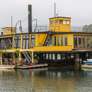 Riesengroßes Hausboot. Ob das noch fahren kann? Riesengroßes Hausboot. Ob das noch fahren kann?