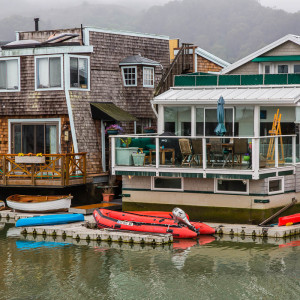 Jedes Hausboot hat einen eigenen Anleger für Boote Jedes Hausboot hat einen eigenen Anleger für Boote