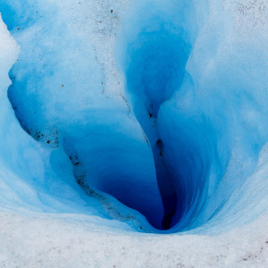 Ein tiefes blaues Loch