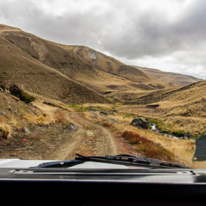 Mit dem Allrad-Jeep unterwegs auf dem Farmgelände