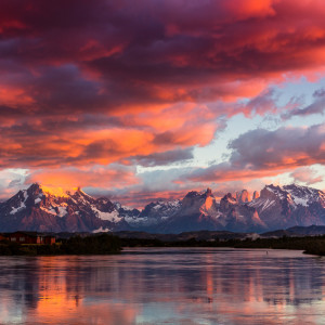 Sonnenaufgang direkt am Hotel Magische Farben in Torres Del Paine