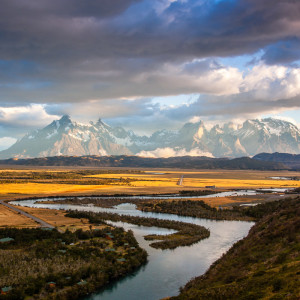 Blick über den Rio Serrano zum Paine-Massiv Blick über den Rio Serrano zum Paine-Massiv