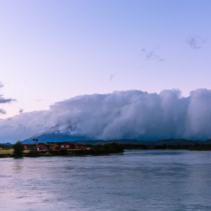 Das Paine Massiv hüllt sich in eine Nebelglocke ein Das Paine Massiv hüllt sich in eine Nebelglocke ein