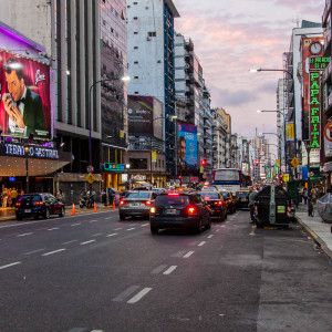 Die Avenida Corrientes im Abendlicht