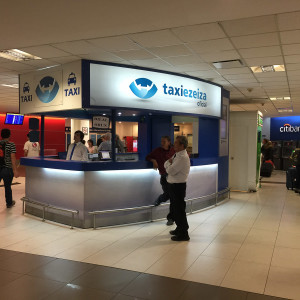 Der Taxi Stand in der Ankunftshalle