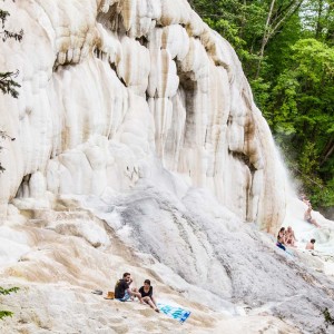 Riesige Kalksteinfelsen in Bagni San Filippo Riesige Kalksteinfelsen in Bagni San Filippo