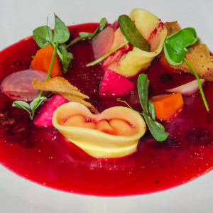 Rote-Beete-Suppe mit Ziegenkäseravioli