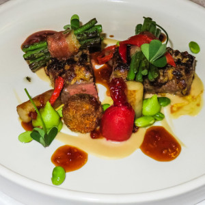 Karoo Lammfilet in einer Kräuterkruste mit Bohnen im Speckmantel