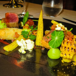 Oryxfilet mit gebackener Guacamole und Maiskölbchen