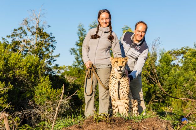 Wir zwei mit Duma auf dem Erdhügel