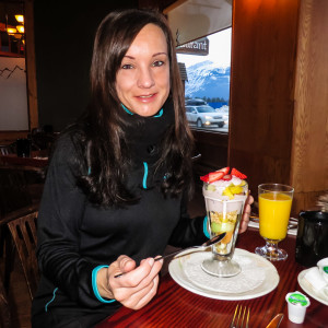 Granola mit Obst und Joghurt Granola mit Obst und Joghurt