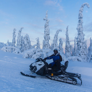 Nadine auf dem Motorschlitten Nadine auf dem Motorschlitten