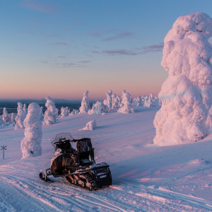 Mit dem Schneemobil durch die Bauskulpturen Mit dem Schneemobil durch die Bauskulpturen
