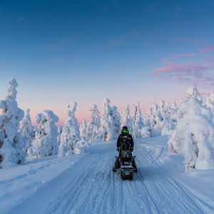 Mit dem Motorschlitten durch die EIswelten Mit dem Motorschlitten durch die EIswelten