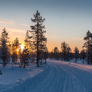 Mit dem Schneemobil der Sonne entgegen Mit dem Schneemobil der Sonne entgegen
