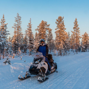 Nadine auf dem Schneemobil Nadine auf dem Schneemobil