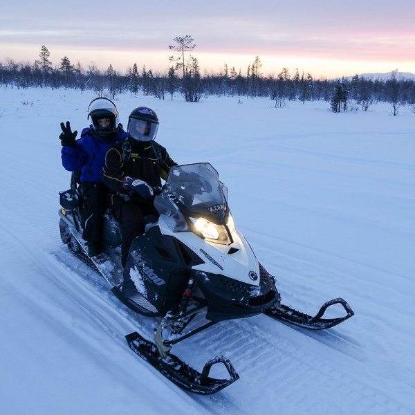 Mit dem Schneemobil durch Lappland
