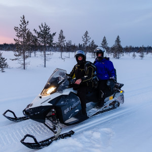 Schneemobil fahren in Levi