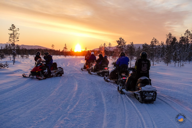 Rückfahrt mit dem Schneemobil bei Sonnenuntergang