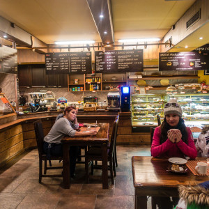 Aufwärmen in einem Café in Levi