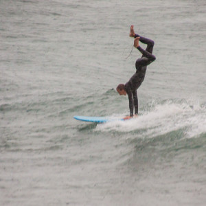 Wellenreiter macht Handstand Wellenreiter macht Handstand