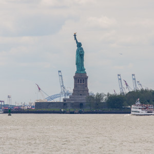 Blick auf die Freiheitsstatue vom Battery Park aus Blick auf die Freiheitsstatue vom Battery Park aus