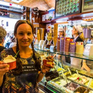 Glücklich mit dem leckeren Eis Glücklich mit dem leckeren Eis