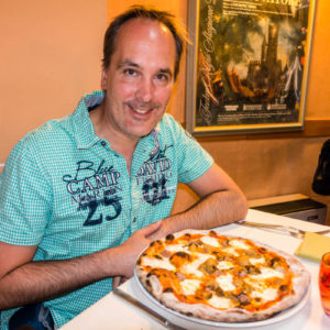 Franky glücklich mit seiner Pizza Franky glücklich mit seiner Pizza