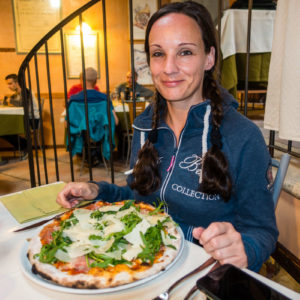 Dini glücklich mit ihrer Pizza Dini glücklich mit ihrer Pizza