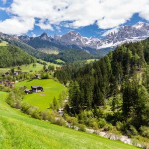 Blick auf St. Zypriern auf das Rosengartenmassiv Blick auf St. Zypriern auf das Rosengartenmassiv