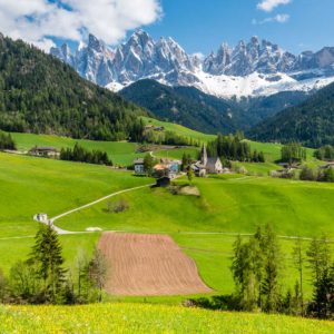 Kirche St. Magdalena mit den Geislerspitzen Kirche St. Magdalena mit den Geislerspitzen