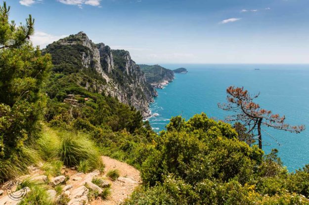 Postkartenblick entlang der Küste