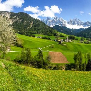 Kirche St. Magdalena mit den Geislerspitzen Kirche St. Magdalena mit den Geislerspitzen