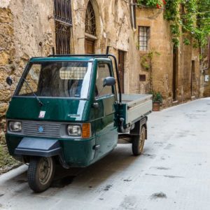 Piaggio Ape in den Straßen von Pitigliano