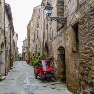 einsame Gasse in Pitigliano