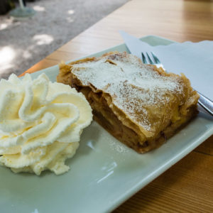 lecker Apfelstrudel im Biergarten