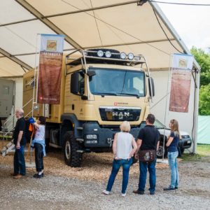 Riesiges Expeditionsfahrzeug