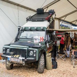 schicker Landrover mit Aufstelldach